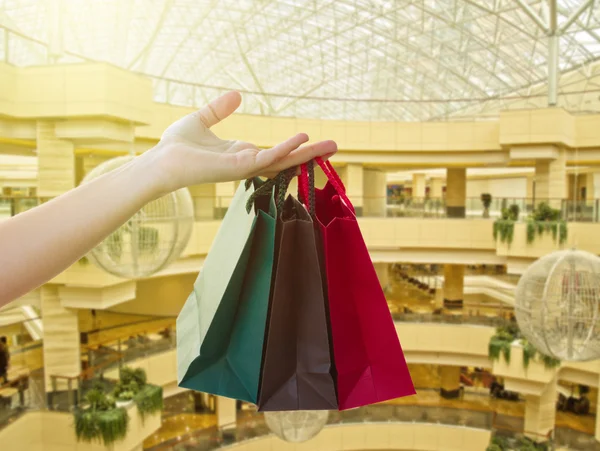 Mão segurando sacos — Fotografia de Stock