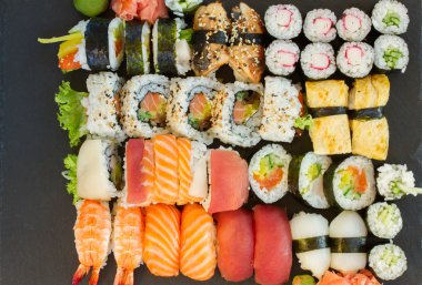 Suşi tabağıyla öğle yemeği