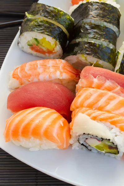 Cena con plato de sushi — Foto de Stock