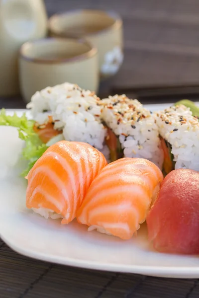 Cena con plato de sushi — Foto de Stock