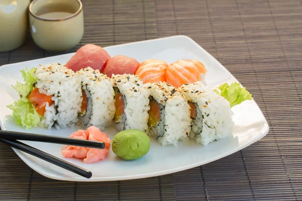 Jantar com prato de sushi — Fotografia de Stock