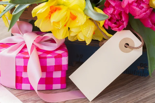 Flores de primavera con caja de regalo — Zdjęcie stockowe