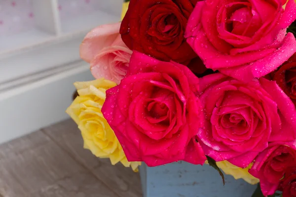 Rosas rojas y rosas sobre la mesa —  Fotos de Stock