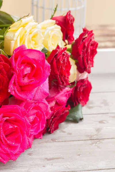 Yellow and pink  roses  on table — Stock Photo, Image