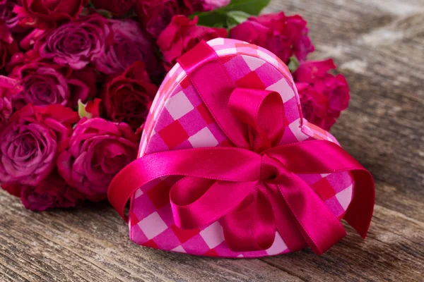 Kupie fioletowe róże — Zdjęcie stockowe