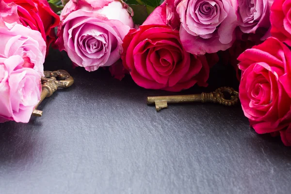 Keys with pink roses — Stock Photo, Image