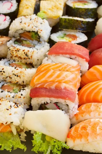 Almuerzo con plato de sushi — Foto de Stock