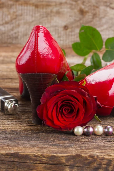 Κόκκινα παπούτσια με το ροδαλό λουλούδι — Φωτογραφία Αρχείου