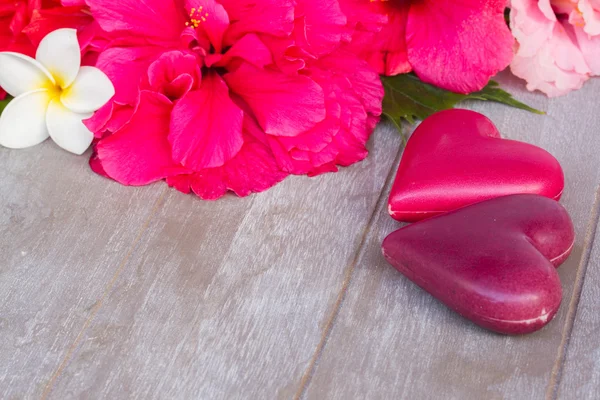 Flores de hibisco com dois corações rosa — Fotografia de Stock