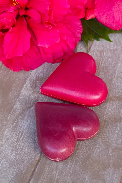 Flores de hibisco com dois corações rosa — Fotografia de Stock