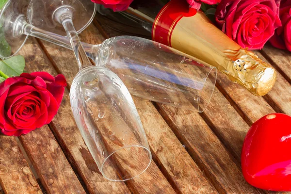 Rose rosse scure con collo di champagne — Foto Stock