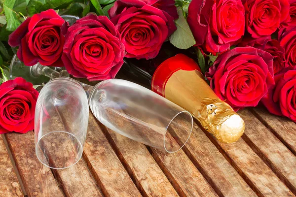 Rosas vermelhas escuras com pescoço de champanhe — Fotografia de Stock