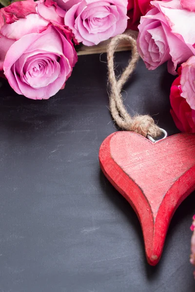 Rosas vermelhas e rosa na mesa — Fotografia de Stock