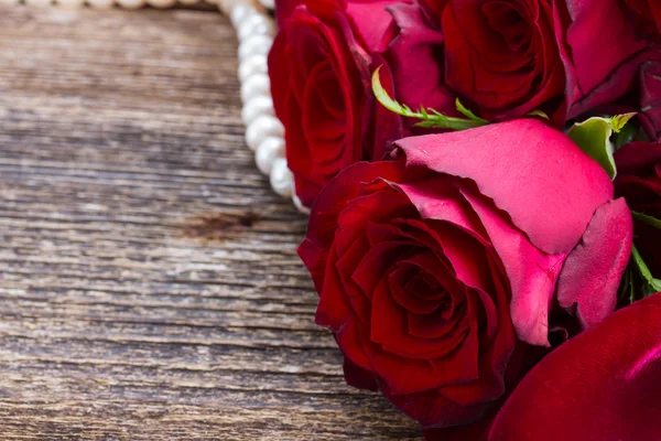 Red roses on velvet — Stock Photo, Image