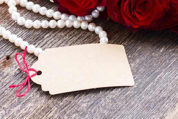 Empty tag on wooden table — Stock Photo, Image