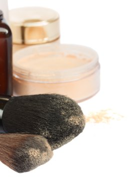 Temel makyaj ürünleri.