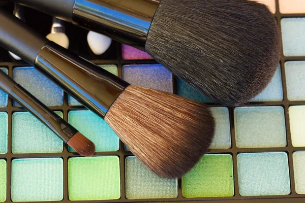 Brushes on eye shadows palette — Stock Photo, Image