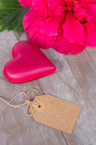 Flores de hibisco con dos corazones rosados — Foto de Stock