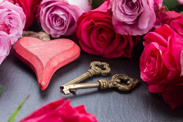 Trandafiri roz înfloritori cu inimă roșie — Fotografie, imagine de stoc