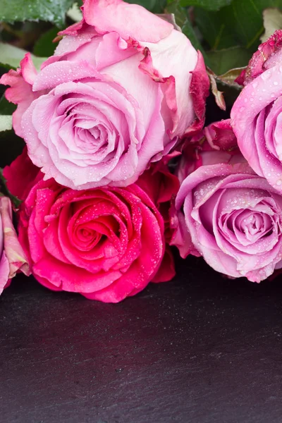 Rosas vermelhas e rosa na mesa — Fotografia de Stock