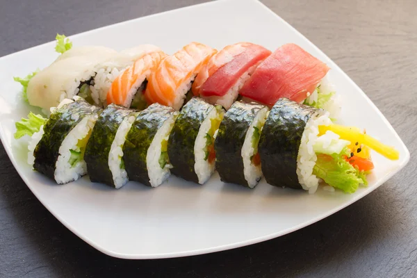 Cena con plato de sushi — Foto de Stock