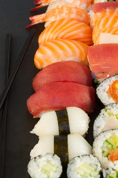 Almuerzo con plato de sushi — Foto de Stock