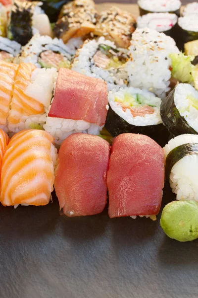 Almuerzo con plato de sushi — Foto de Stock