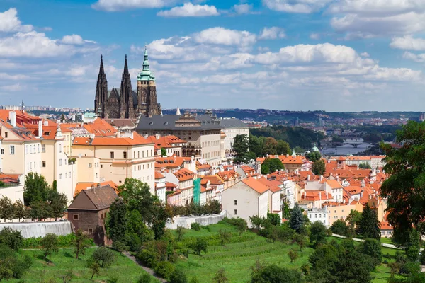 Vista di Praga dal quartiere di Hradcany — Foto Stock