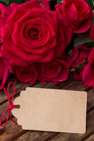 Dark pink  roses with hearts and tag — Stock Photo, Image