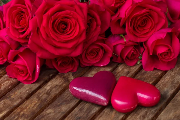 Mørke lyserøde roser med hjerter og tag - Stock-foto