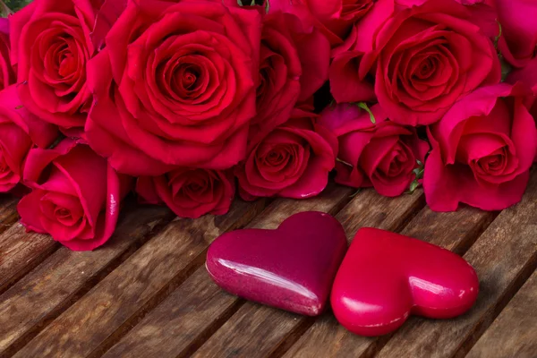 Dark pink  roses with hearts and tag — Stock Photo, Image