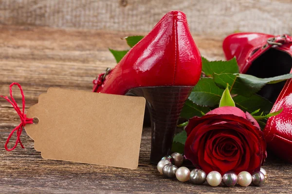 Czerwone buty z róży kwiat — Zdjęcie stockowe