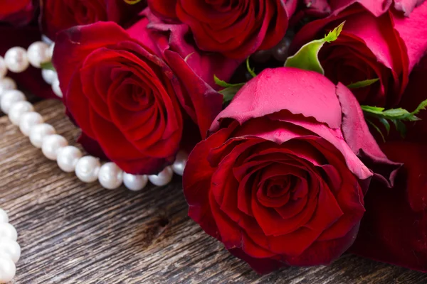 Rosas vermelhas em veludo — Fotografia de Stock