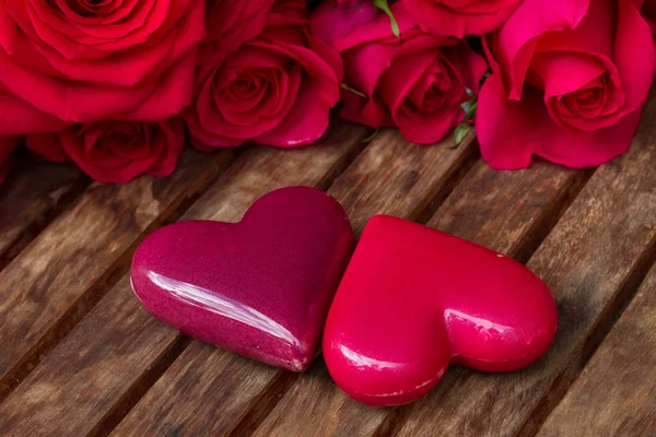 Rosas rosa escuro com corações e etiqueta — Fotografia de Stock