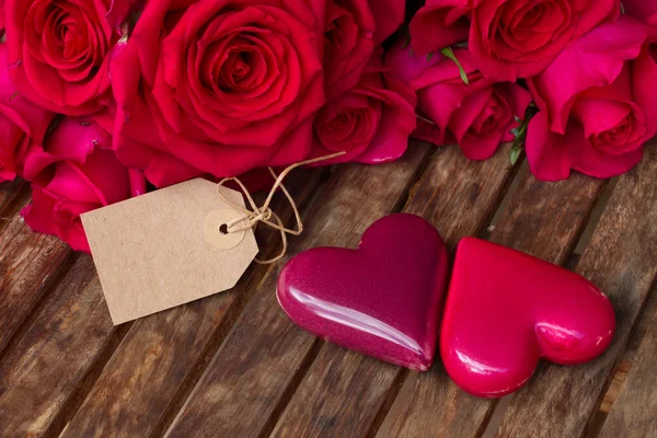Rosas de color rosa oscuro con corazones y etiqueta —  Fotos de Stock