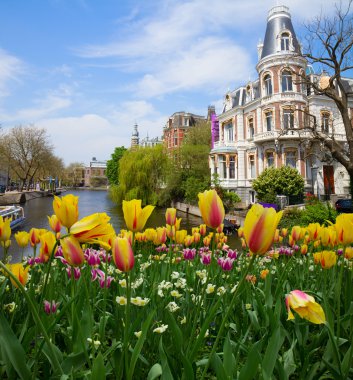 Amsterdam 'daki kanallardan biri.