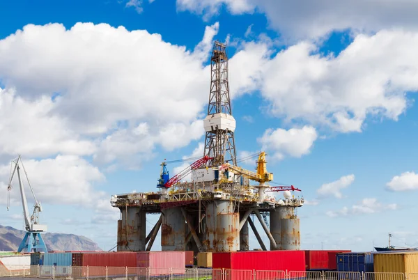 Ölplattform im Hafen — Stockfoto
