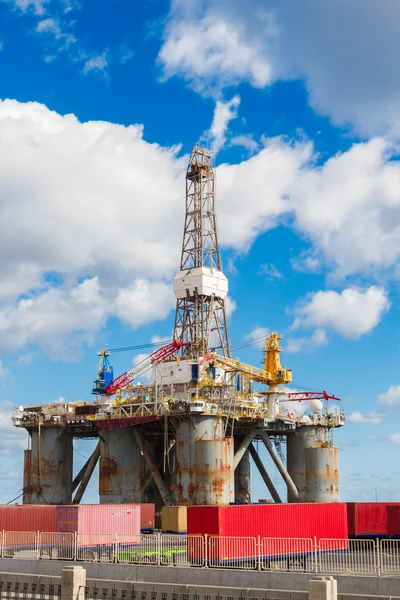 Oilp platform at port — Stock Photo, Image