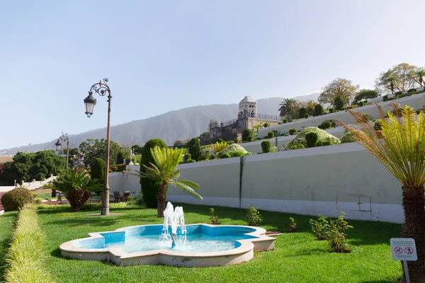 Beaux jardins botaniques tropicaux dans la ville de La Orotava, Tenerife , — Photo