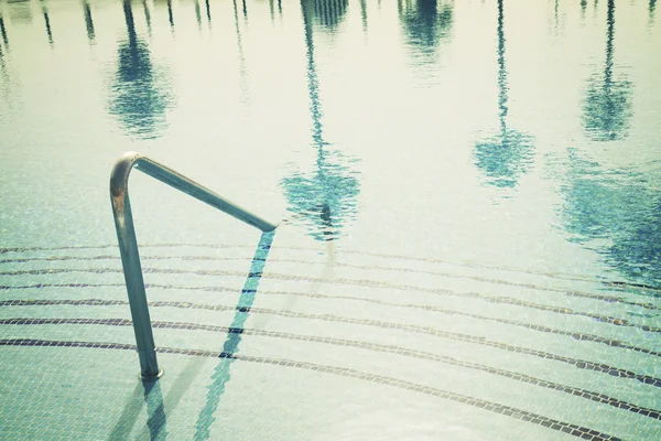 Zwembad met reflecties van palmbomen — Stockfoto