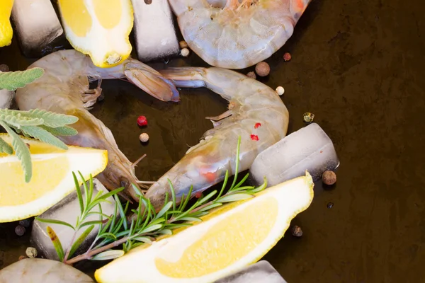 Fresh raw prawns — Stock Photo, Image