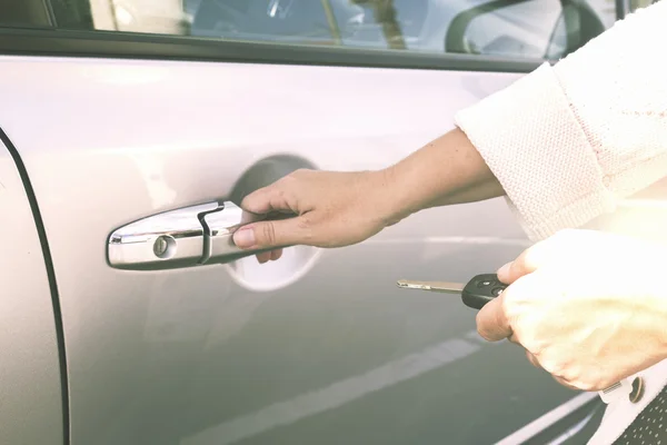 Primer plano de las manos con llaves del coche —  Fotos de Stock