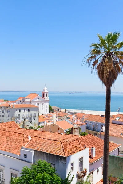 Вид Alfama, Lisbon, Portugal — стоковое фото