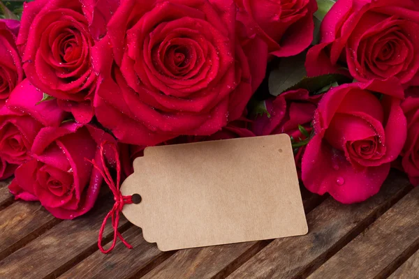 Dark pink  roses with hearts and tag — Stock Photo, Image