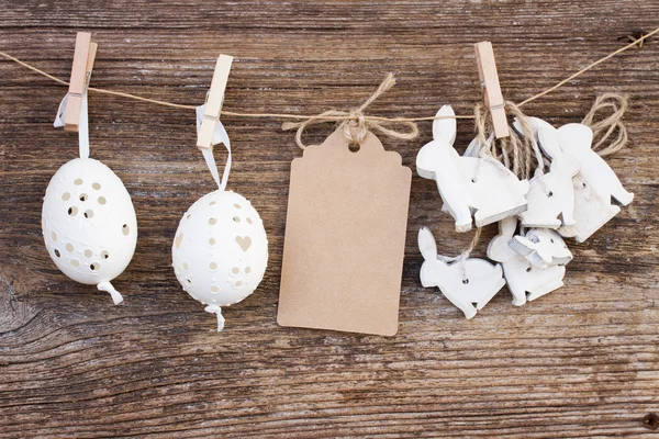 Appendere uova di Pasqua e conigli — Foto Stock
