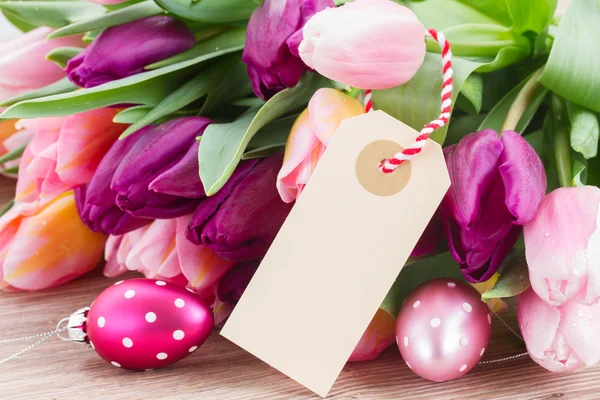 Różowe i fioletowe tulipany z pisanki — Zdjęcie stockowe