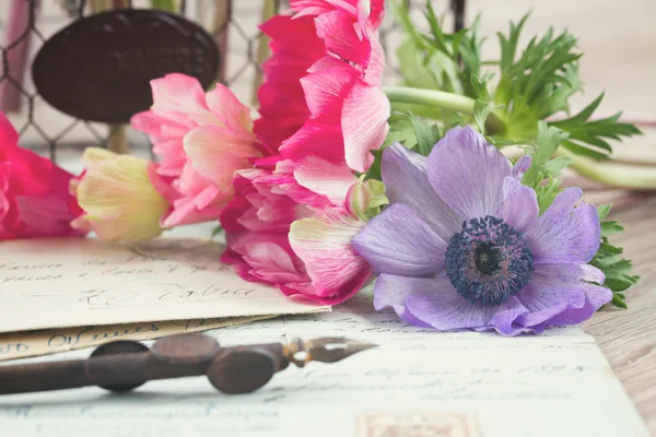 Penna a penna e lettere antiche con fiori — Foto Stock