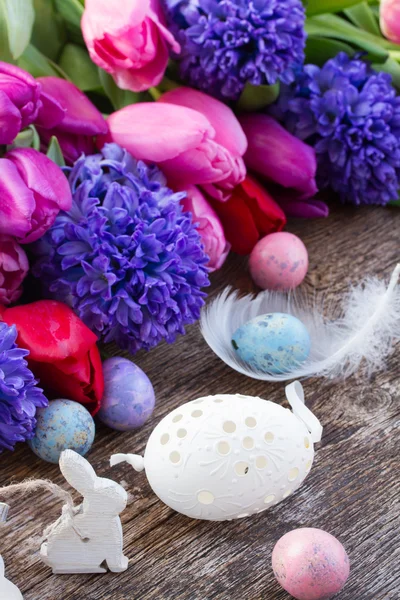 Easter eggs with tulips and hyacinth — Stock Photo, Image