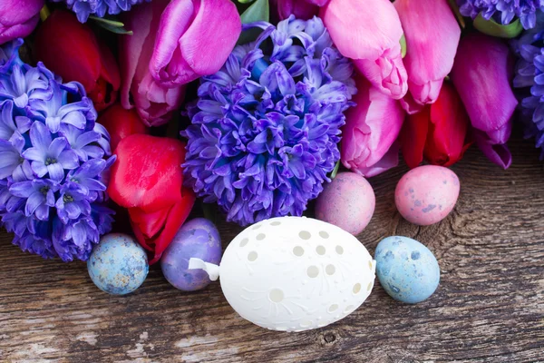 Huevos de Pascua con tulipanes y jacinto —  Fotos de Stock