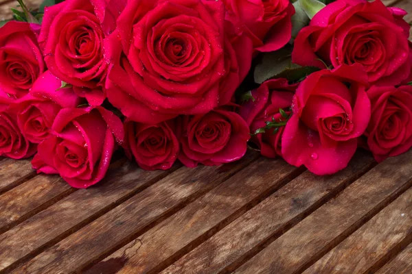 Kytice z tmavě růžových růží zblízka — Stock fotografie